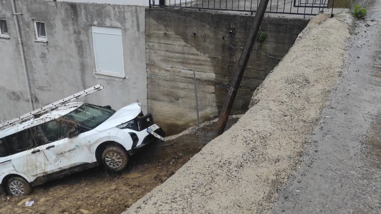 Yoldan çıkan otomobil tarlaya girdi