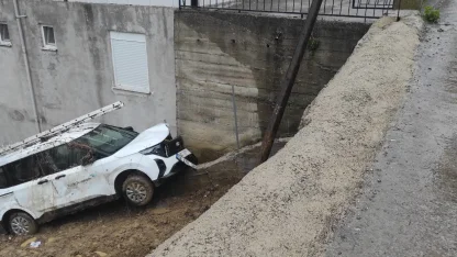 Yoldan çıkan otomobil tarlaya girdi