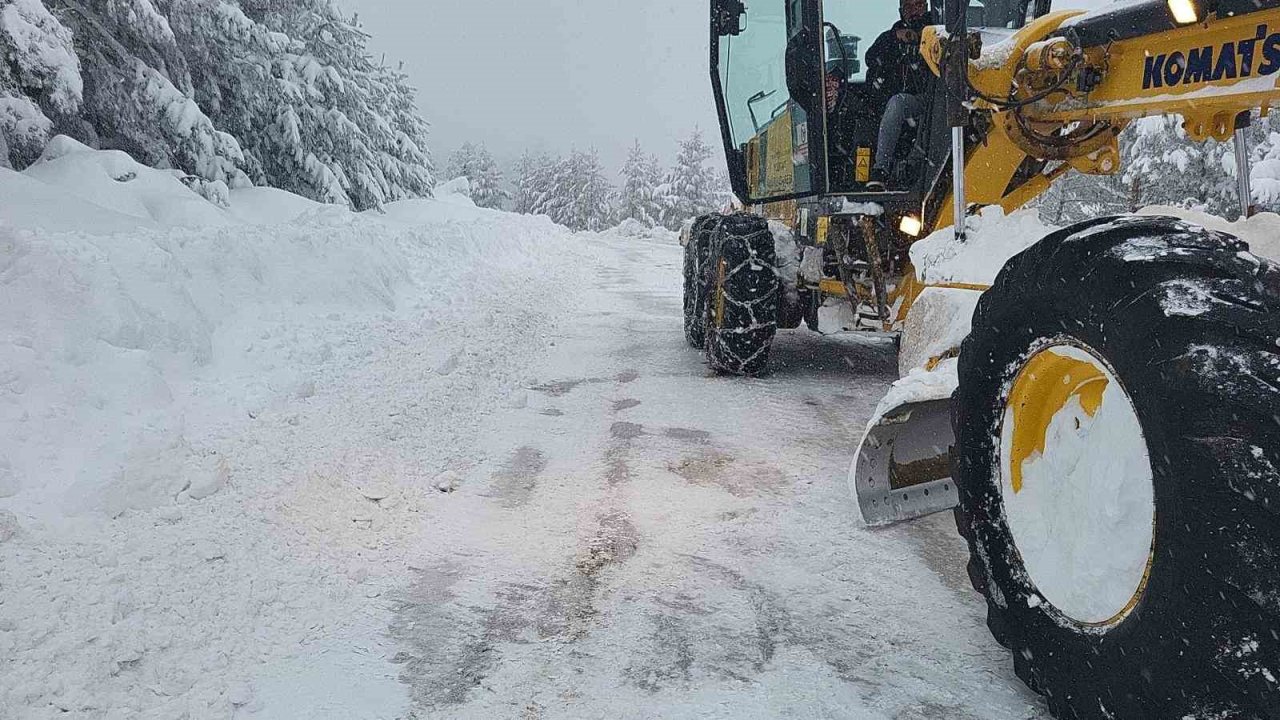Yozgat Özel İdare ekipleri karla mücadeleyi sürdürüyor