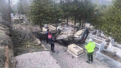 Yozgat’ta otomobil mezarlığa uçtu: 2 yaralı