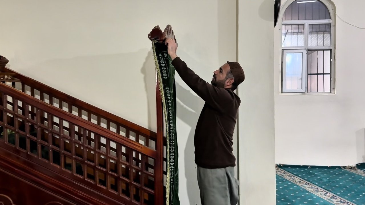 Yüksekova’da camiler Ramazan ayına hazır: İbadethaneler gül kokularıyla arındırıldı