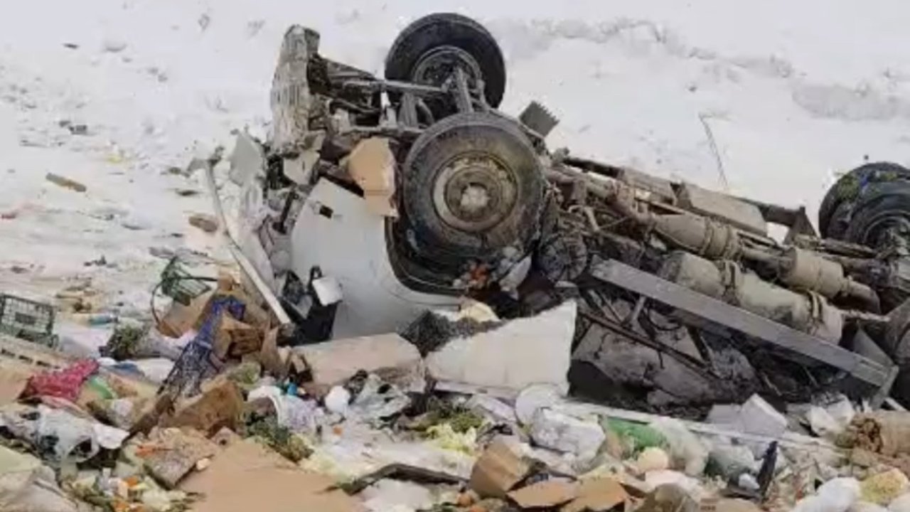 Yüksekova’da kamyonet şarampole yuvarlandı: 1 kişi yaralandı