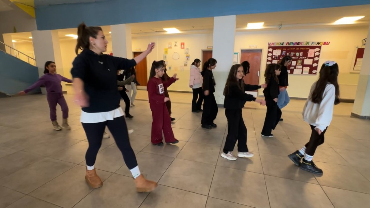 Yüksekova’da kültür sanat buluşması: Hakkari halayı ile Ege’nin zeybeği buluştu