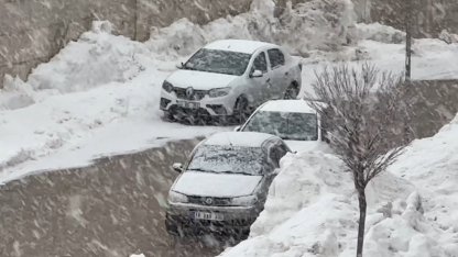 Yüksekova’da lapa lapa kar yağışı başladı