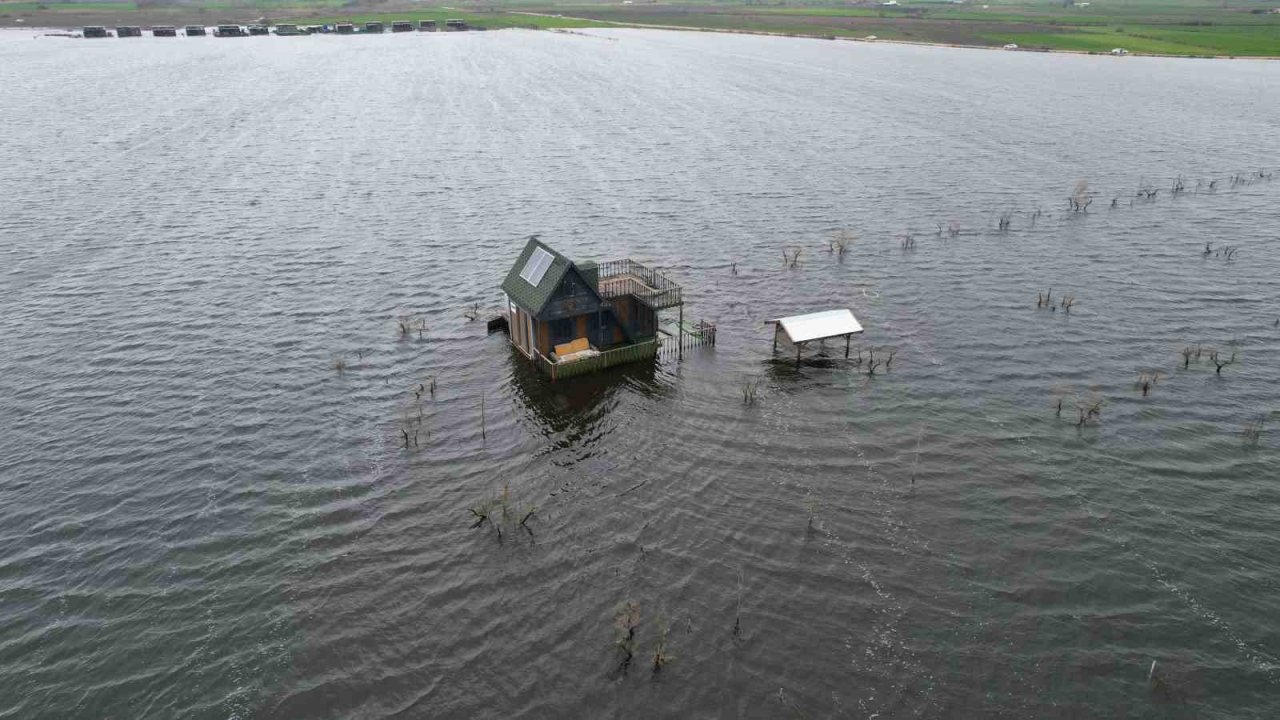 Yüzen evler...Ulubat Gölü taştı, felaket havadan görüntülendi