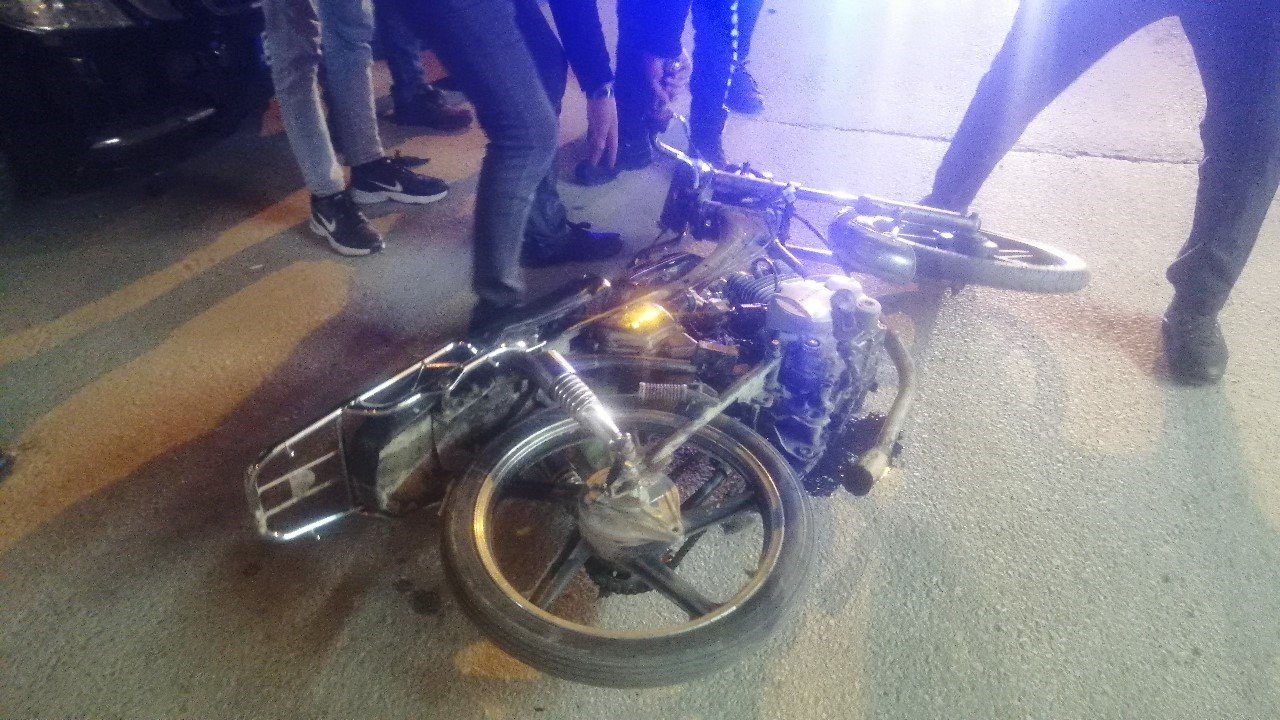 14 yaşındaki motosiklet sürücüsünün akrobasi tutkusu kazaya neden oldu: 2 yaralı