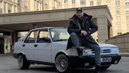 1995 model Tofaş "16" plakası ile New York sokaklarında