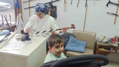 20 yıllık Fatime usta bir eliyle torun sallıyor, diğer eliyle dünyaca ünlü bastonlara şekil veriyor