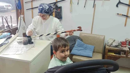 20 yıllık Fatime usta bir eliyle torun sallıyor, diğer eliyle dünyaca ünlü bastonlara şekil veriyor