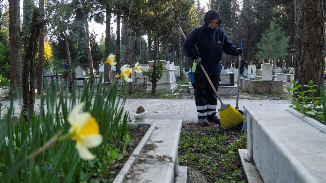 30 ilçede kapsamlı temizlik... İzmir’de mezarlıklar Ramazan Bayramı’na hazırlanıyor