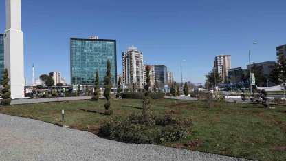 8 bin metrekarelik Dünya Kavşağı çevreci peyzajla yenilendi