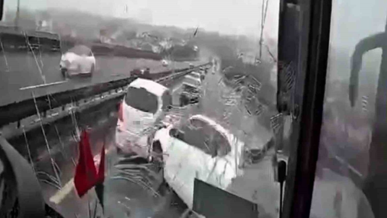 8 kişinin yaralandığı kaza anı kamerada