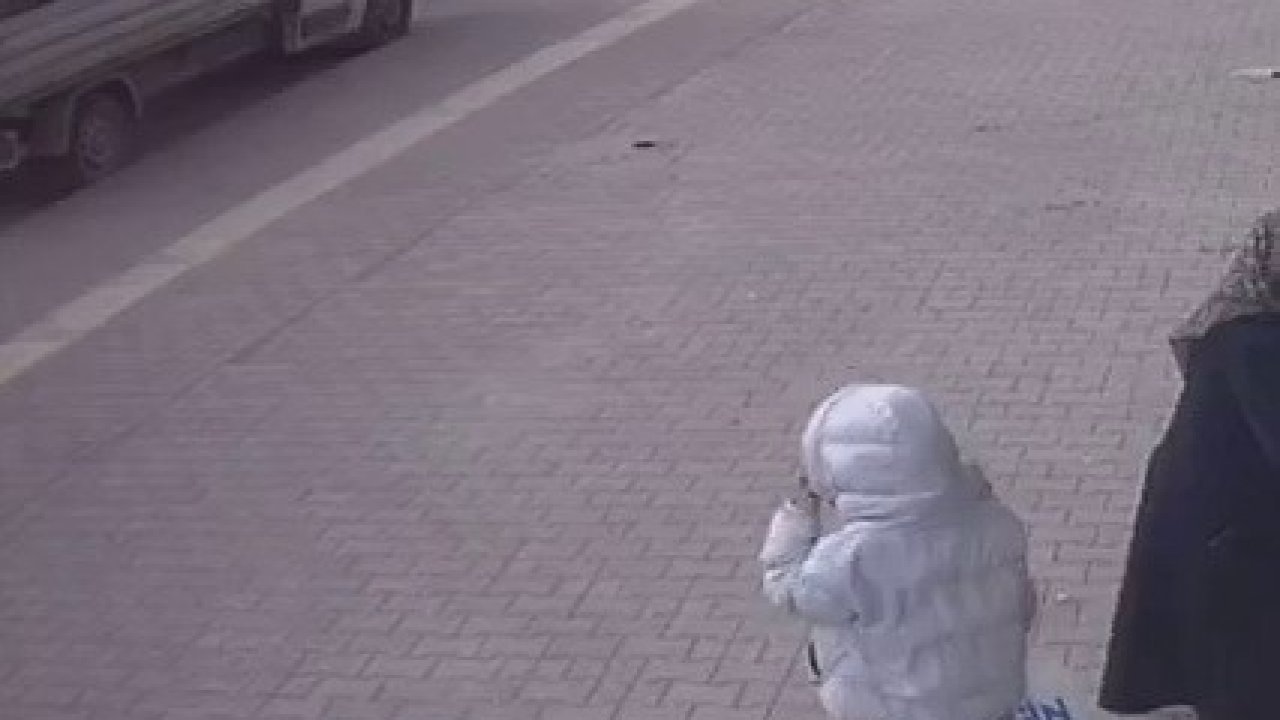 Açılan araç kapısı kazaya neden oldu