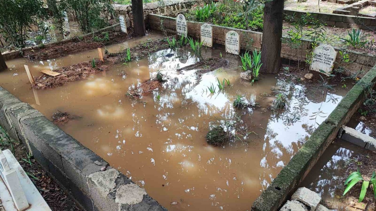 Adana’da mezarlık sular altında kaldı, vatandaşlar mezara poşetle girdi