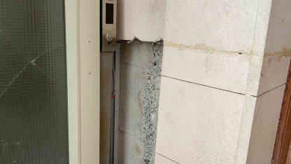 Adilcevaz’da camiye çirkin saldırı: Halılar üzerinde sigara izmaritleri söndürüldü