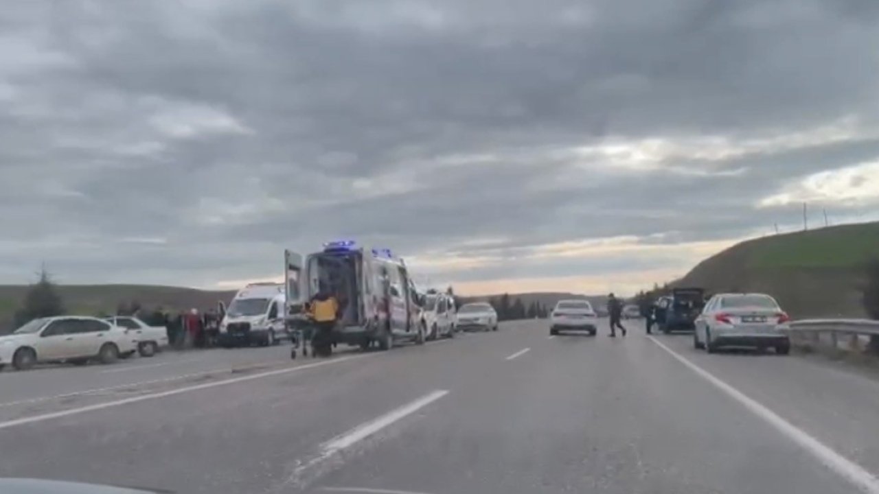 Adıyaman’da hafif ticari araç otomobille çarpıştı: 5 yaralı