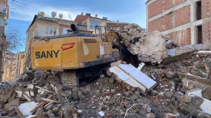 Ağır hasarlı binanın enkazı iş makinesinin üstüne yıkıldı