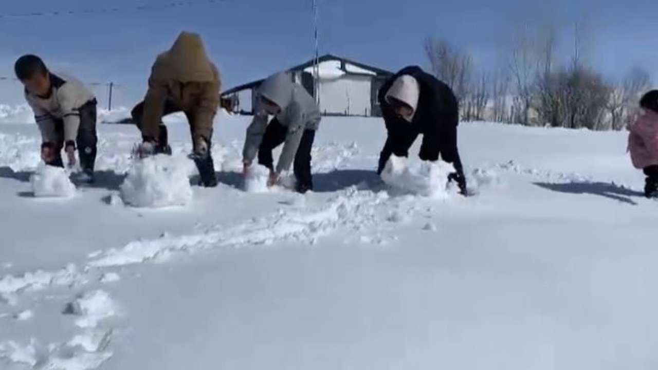 Ağrı’da kar yağdı, çocuklar doyasıya eğlendi