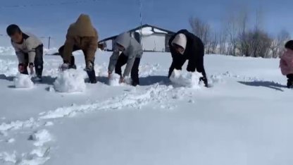 Ağrı’da kar yağdı, çocuklar doyasıya eğlendi