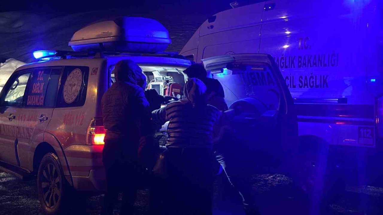 Ağrı’da rahatsızlanan hasta arazi tipi ambulansla hastaneye kaldırıldı