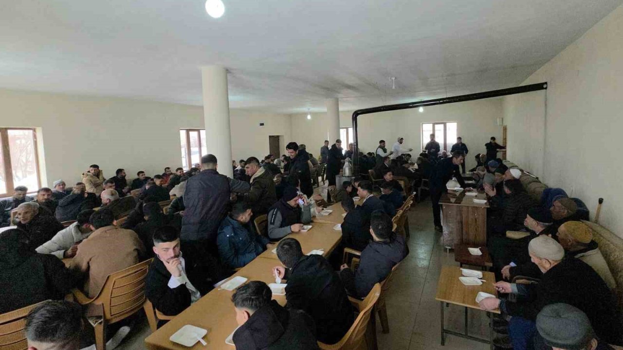 Ahlat’ta bayram geleneği yaşatılıyor: Halise yemeği aynı sofrada buluşturuyor