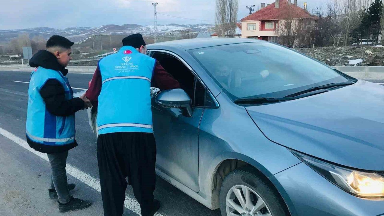 Akdağmadeni’nde yolculara ‘iftara 5 kala’ sürprizi