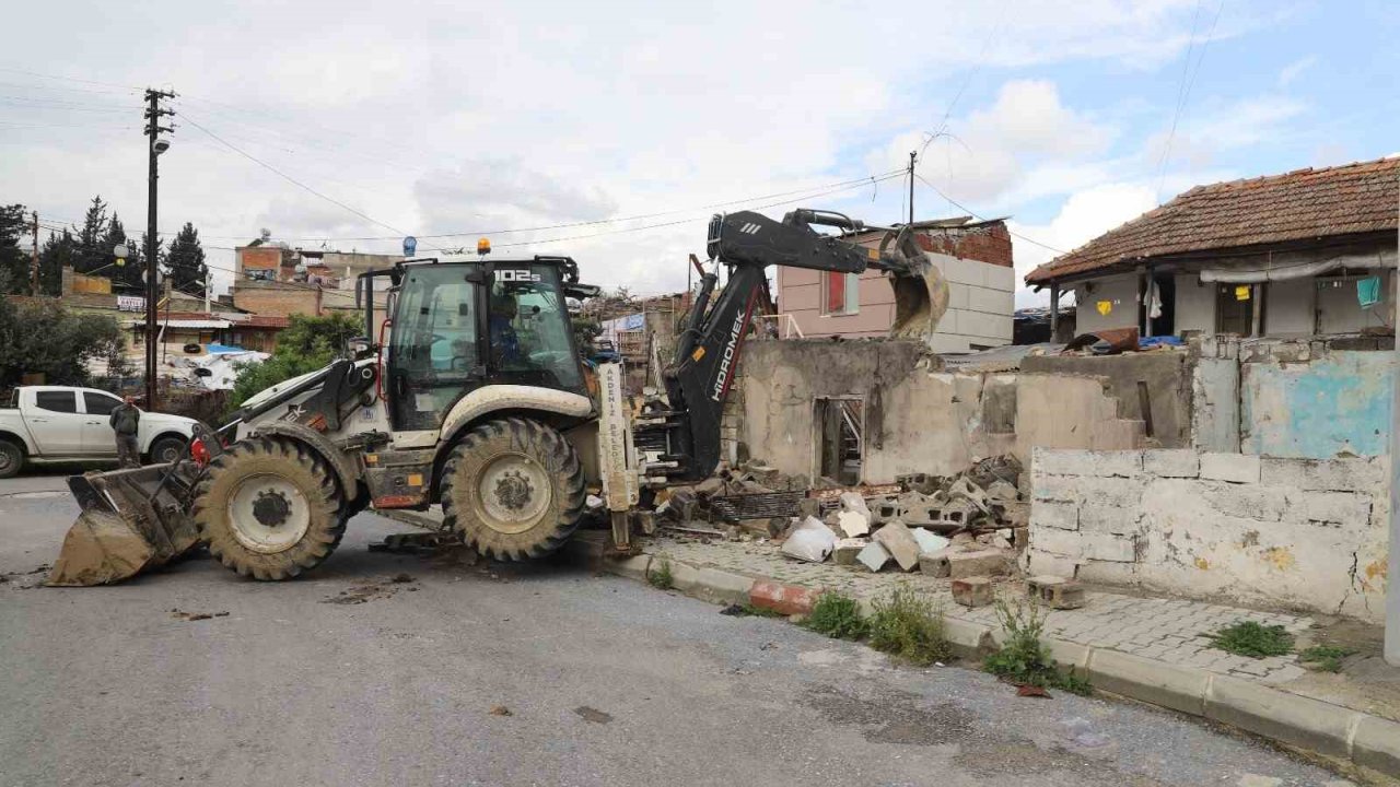 Akdeniz’de tehlike saçan metruk yapılar yıkılıyor
