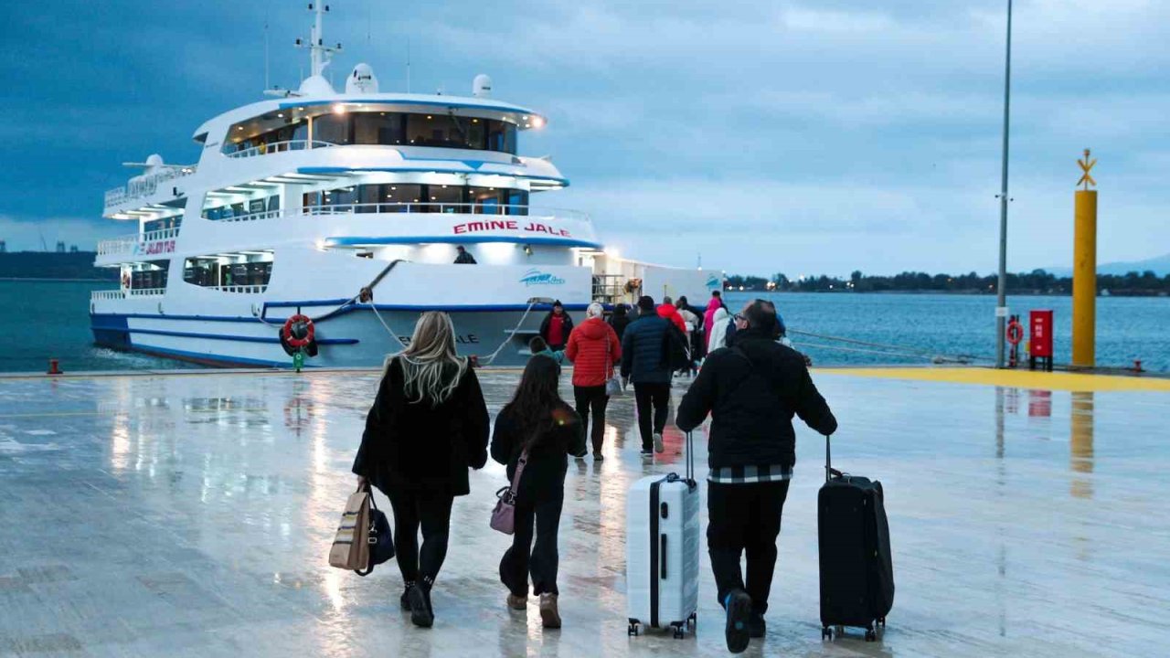 Aliaport Deniz Yolcu İskelesi’nde ilk sefer yapıldı