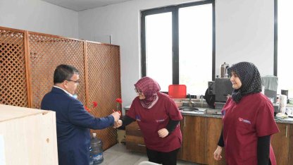 Altıeylül’ de kadın emeğine karanfilli kutlama