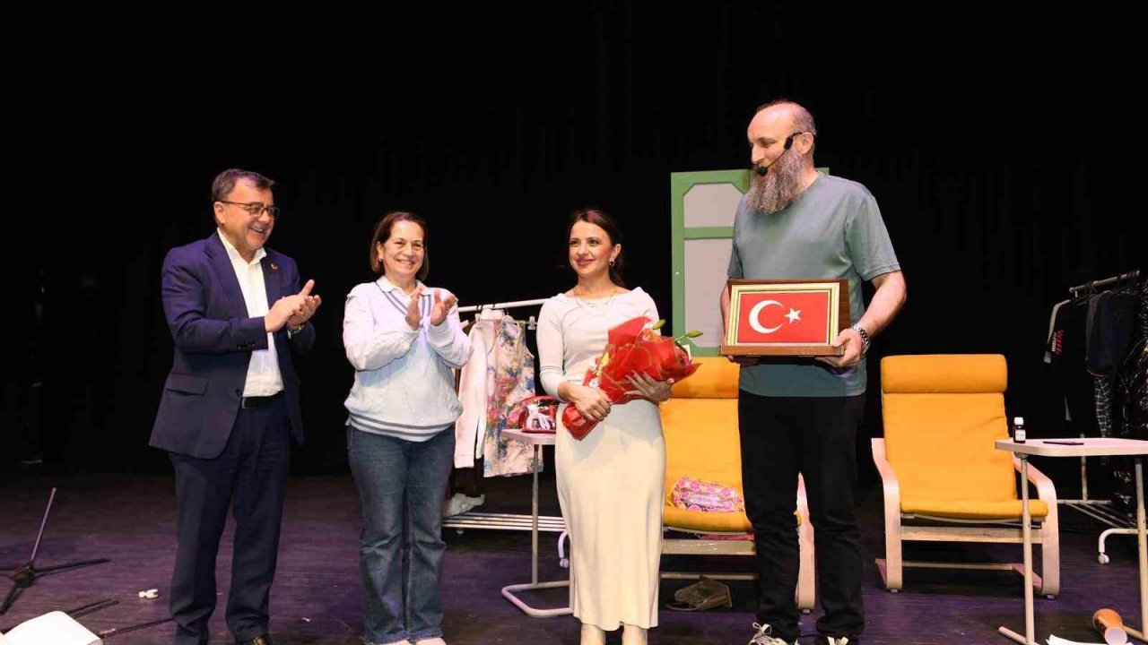 Altıeylül’de tiyatro dolu gece