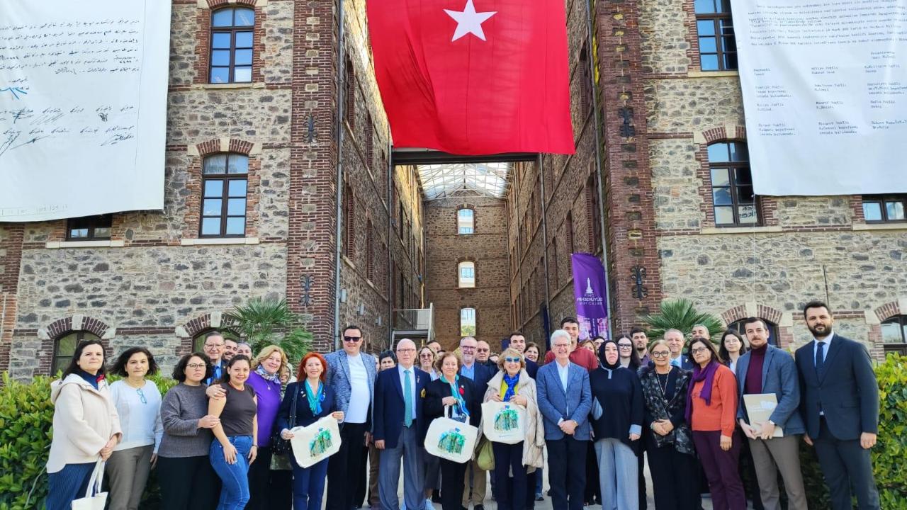 “Altın İğne”, İzmirli kadınların yeteneğini dünyaya gösteriyor