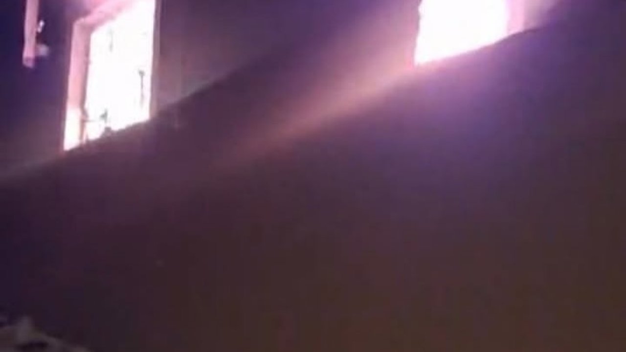 Altınözü’nde evden alevler yükseldi