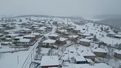 Amasya’ya Mart ayında kış geri döndü, Alan köyünde karlı yol greyderle açıldı