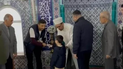 Anamur’da bayram namazı sonrası çocuklara harçlık dağıtıldı