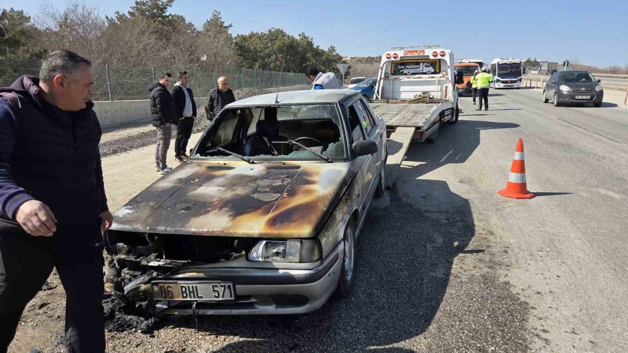 Ankara’da seyir halindeyken yanan otomobil kullanılamaz hale geldi