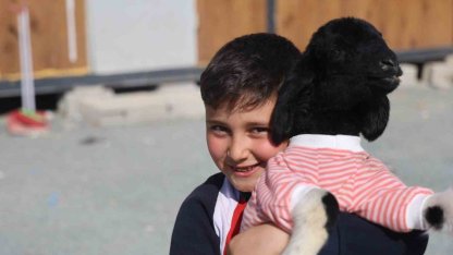 Annesi doğumda telef olan ’Boncuk’ kuzu, elbisesi ve biberonuyla ilgi odağı oldu