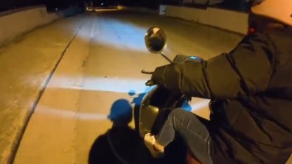 Annesine gece motor sürmeyi öğreten genç izleyenleri gülümsetti