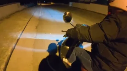 Annesine gece motor sürmeyi öğreten genç izleyenleri gülümsetti