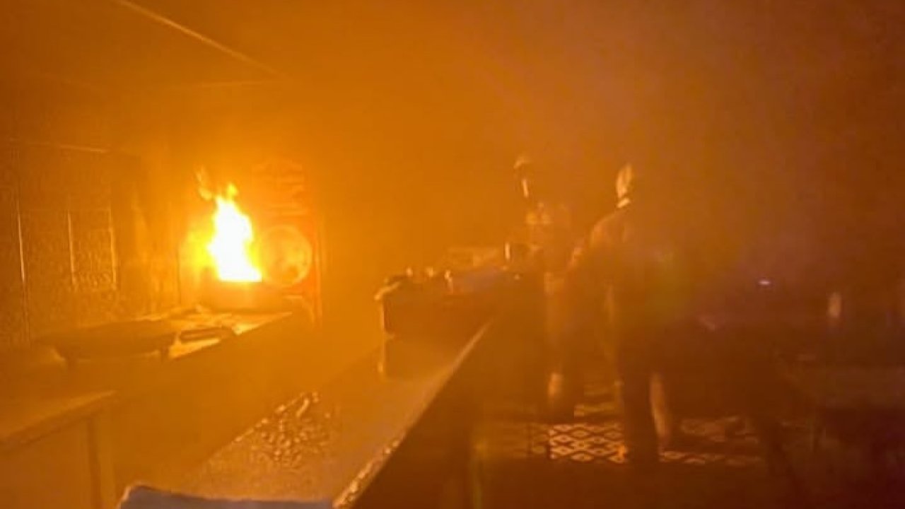 Antakya’da kızartma makinesinden çıkan yangında dönercide alevler yükseldi