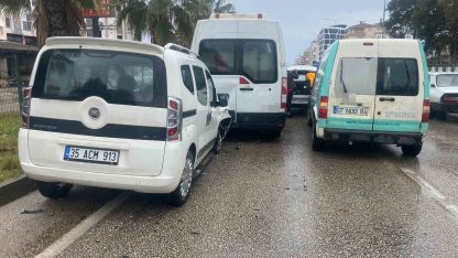 Antalya’da 4 araçlı zincirleme kaza: Araçta sıkışan yolcu itfaiye ekiplerince çıkartıldı