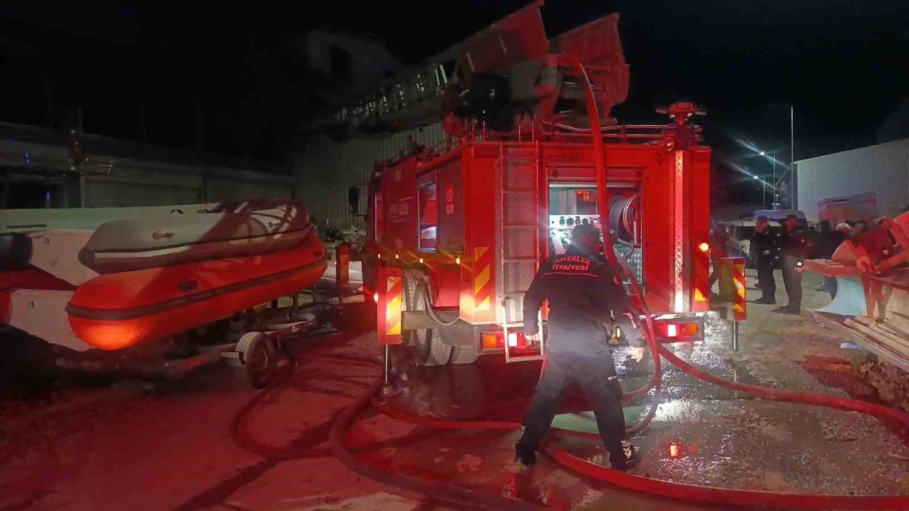 Antalya’da tekne imalathanesinde yangın