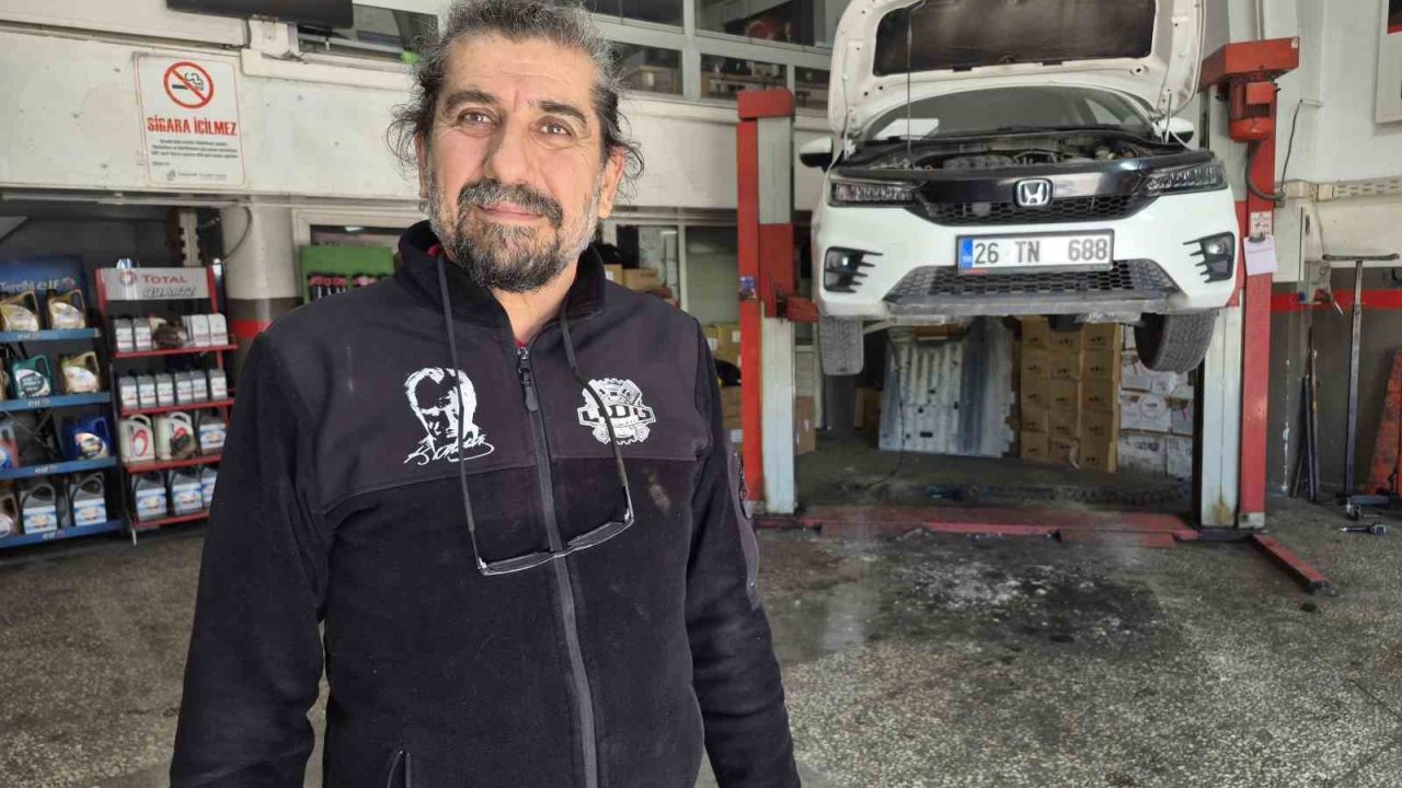 Araç içerisinde sıkışan yavru kediyi tamirhanede çırak sahiplendi