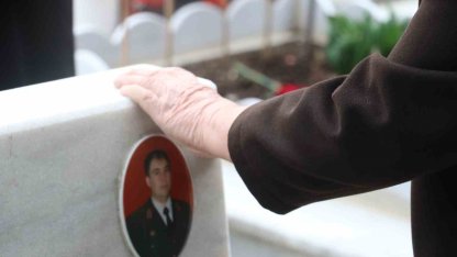 Arefe gününde Cebeci Askeri Şehitliği’ni ziyaret eden aileler şehitlerin kabirleri başında dua etti