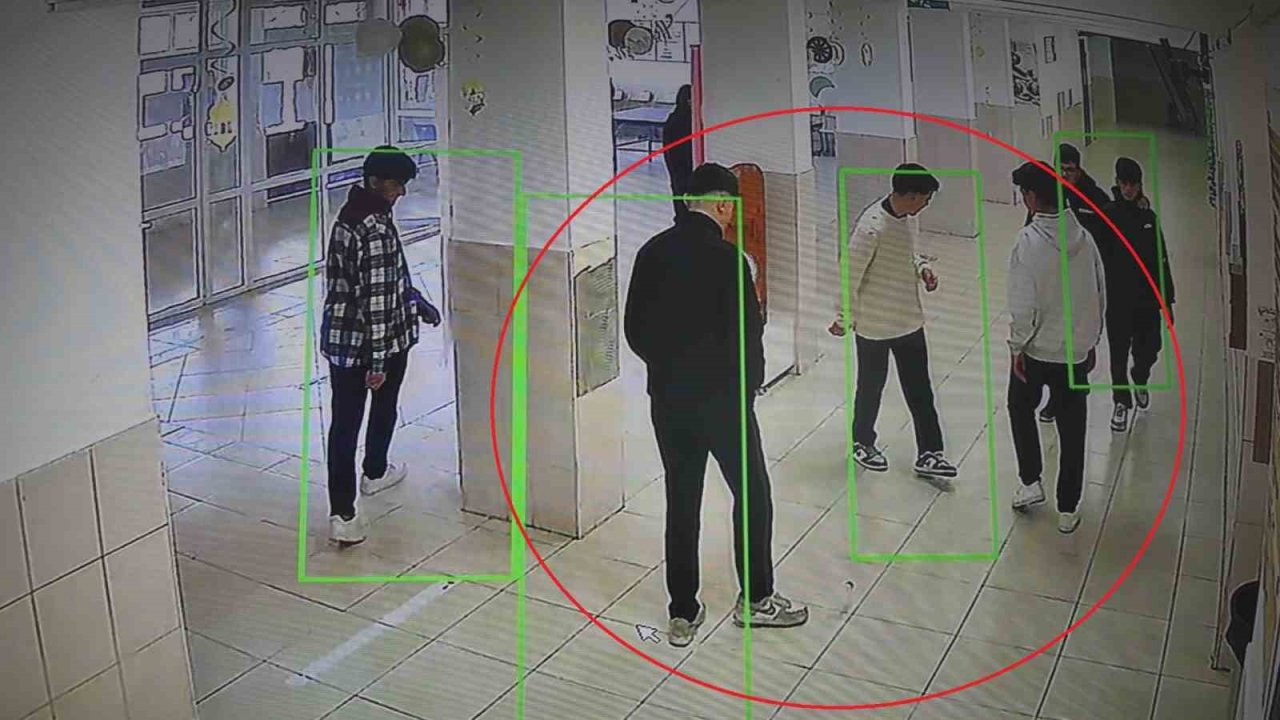 Arkadaşlarının top olarak oynadığı boş pet şişeyi çöpe atan kız öğrenci çevre duyarlılığıyla taktir topladı