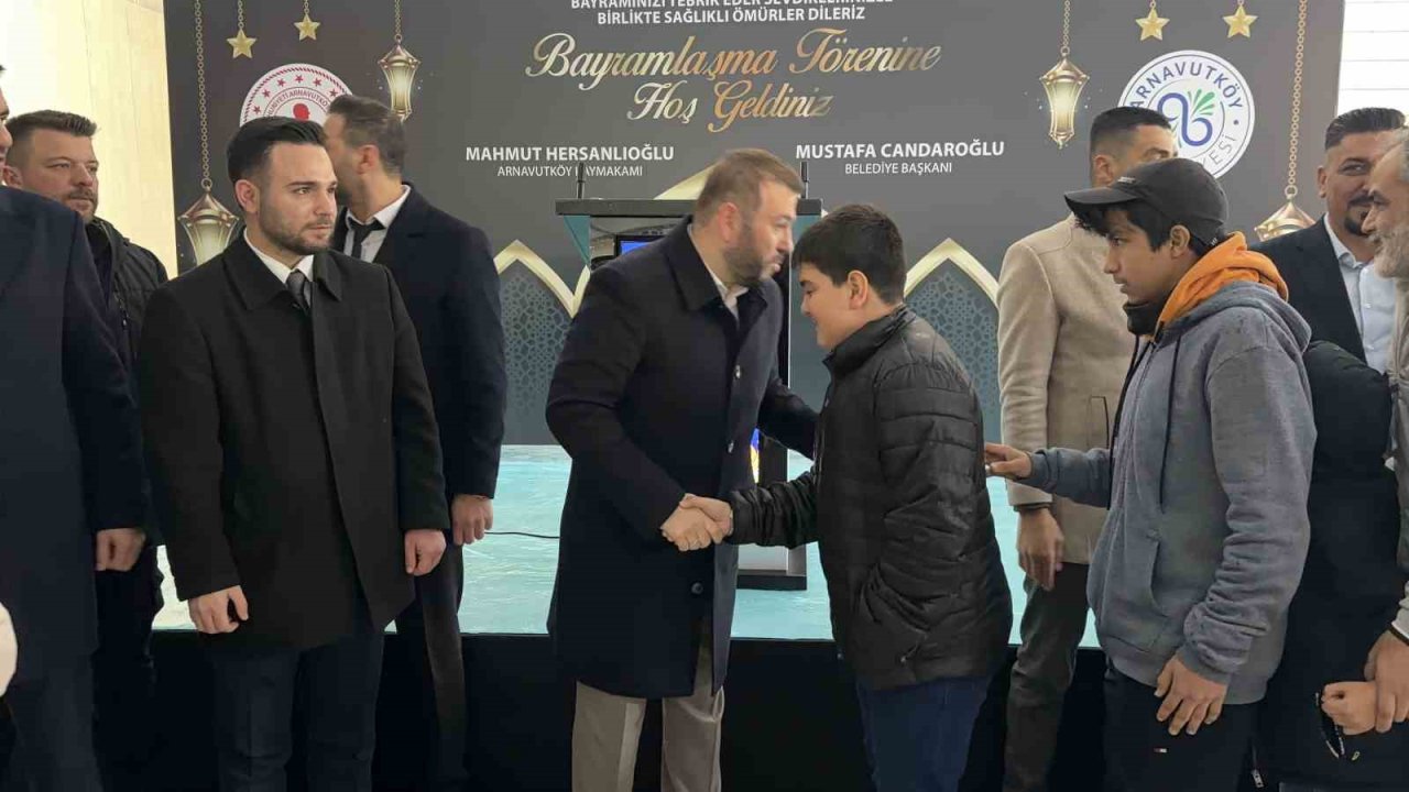 Arnavutköy’de bayram namazı sonrası ilçe protokolü vatandaşlarla bayramlaştı