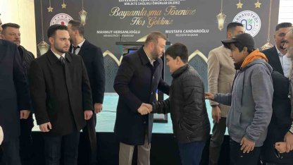 Arnavutköy’de bayram namazı sonrası ilçe protokolü vatandaşlarla bayramlaştı