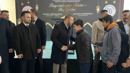 Arnavutköy’de bayram namazı sonrası ilçe protokolü vatandaşlarla bayramlaştı