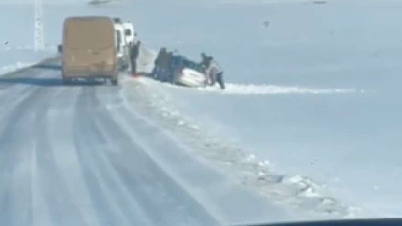 Arpaçay’da yoldan çıkan aracı köylüler el birliğiyle kurtardı