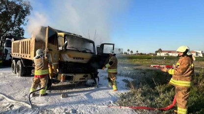 Arsuz’da kamyonet alevlere teslim oldu