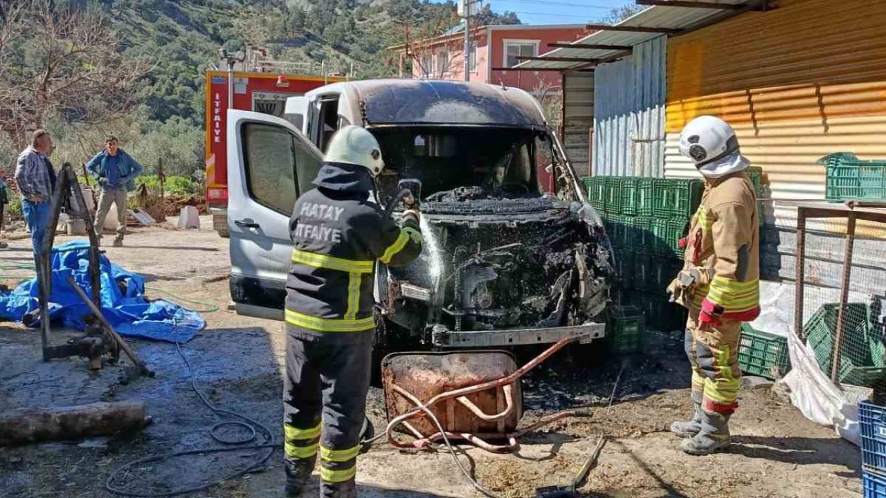 Arsuz’da minibüs yangını